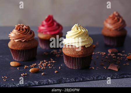 Délicieux cupcakes au chocolat sur une plaque en ardoise sombre Banque D'Images