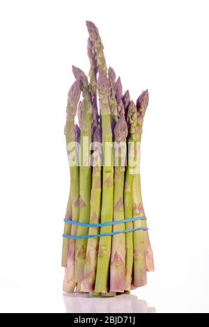 Asperges fraîchement récoltées disposées sur fond blanc Banque D'Images