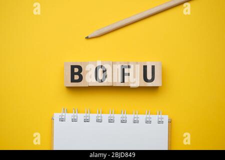 Mot à la mode de marketing moderne - bas de l'entonnoir BOFU. Vue sur la table en bois avec des blocs. Vue de dessus. Gros plan. Banque D'Images