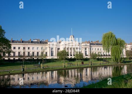 Cornwall Terrace se reflète dans le canal Regents Park Londres Angleterre Banque D'Images