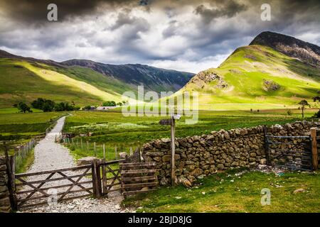 Sentier public menant à la ferme de Gatesgarth avec Fleetwith Pike sur la droite, dans le parc national du Lake District, Cumbria, Angleterre, Royaume-Uni Banque D'Images