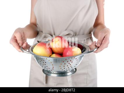 Femme en tablier tenant la passoire avec des pommes juteuses, la fermeture Banque D'Images