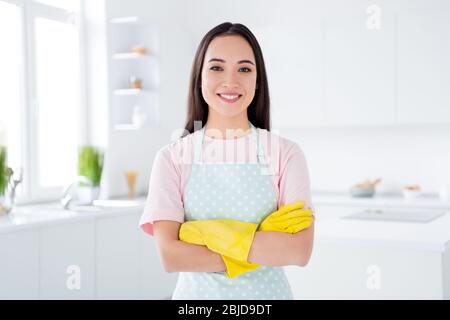 Gros plan portrait de sa belle belle belle gaie gaie femme de ménage fille lave-vaisselle lave-vaisselle porter des gants jaunes bras repliés dans blanc moderne Banque D'Images