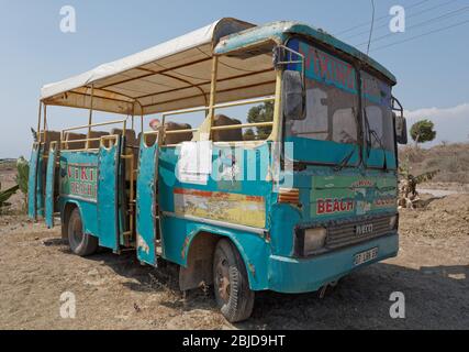 Un bus de plage vintage coloré se trouve sur le sable à côté de Manavgat Antalya Turquie. Banque D'Images
