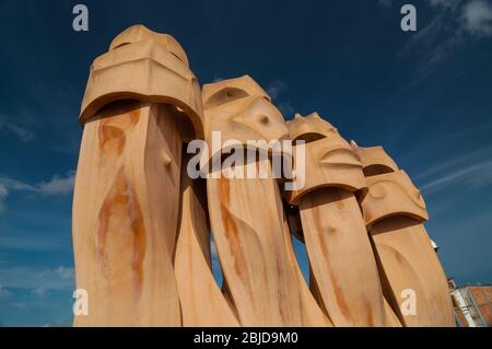 Barcelone, Espagne - 19 septembre 2014 : extérieur de la Casa Mila - la Pedrera par Antonio Gaudi. Tours de ventilation - guerriers. Partie du Worl de l'UNESCO Banque D'Images