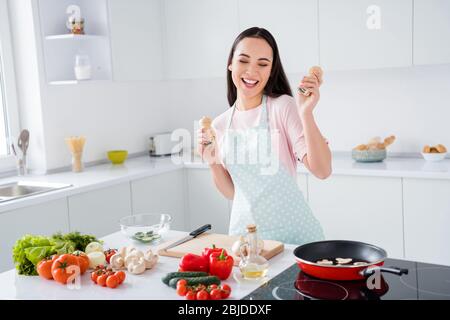 Portrait de sa belle jolie jolie jolie belle heureuse gaie femme de ménage faisant un délicieux déjeuner dansant avec des épices s'amuser dans le moderne Banque D'Images