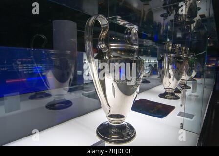 Barcelone, Espagne - 22 septembre 2014 : coupe de la Ligue des Champions de l'UEFA au musée. Coupe de l'UEFA - trophée attribué chaque année par l'UEFA au club de football qui gagne Banque D'Images