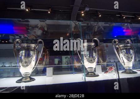 Barcelone, Espagne - 22 septembre 2014 : coupe de la Ligue des Champions de l'UEFA au musée. Coupe de l'UEFA - trophée attribué chaque année par l'UEFA au club de football qui gagne Banque D'Images