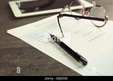 Reprendre, lunettes et stylo sur la table grise, closeup Banque D'Images