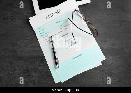 Reprendre, lunettes et stylo sur la table grise Banque D'Images