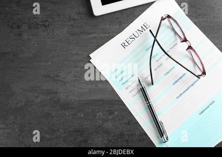 Reprendre, lunettes et stylo sur la table grise Banque D'Images