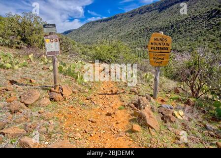 Panneaux indiquant la limite de Woods Canyon AZ, où le sentier traverse la nature sauvage de Munds Mountain. Banque D'Images