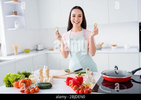 Portrait de elle belle jolie jolie jolie heureuse gaie femme enseignant apprendre la cuisine nationale de cuisine dans le blanc clair moderne Banque D'Images