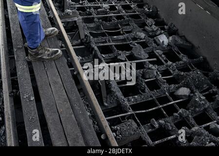 ZAMBIE, Sinazese, propriété chinoise de la mine de charbon de Collum, exploitation minière souterraine du charbon dur pour la fonte et la cimenterie de cuivre /SAMBIA, Collum Coal Mine eines chinesischem Unternehmens, Untertageabbau von Steinkohle Banque D'Images