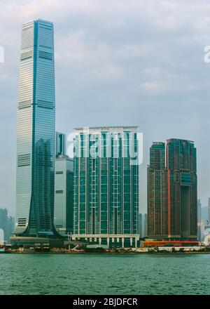 Vue sur les bâtiments emblématiques de Union Square de l'autre côté du port de Hong Kong. Banque D'Images