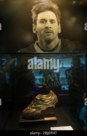 Barcelone, Espagne - 22 septembre 2014 : Lionel Messi et sa chaussure d'or au musée du FC Barcelone. Camp Nou, Barcelone, Espagne. Banque D'Images