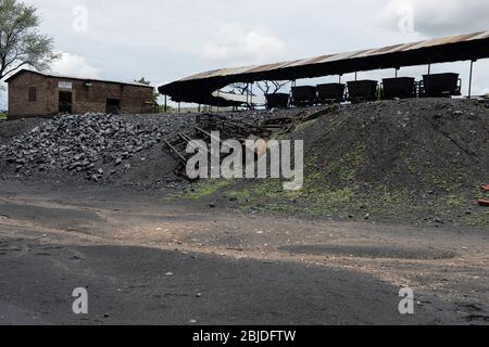 ZAMBIE, Sinazese, propriété chinoise de la mine de charbon de Collum, exploitation minière souterraine du charbon dur pour la fonte et la cimenterie de cuivre /SAMBIA, Collum Coal Mine eines chinesischem Unternehmens, Untertageabbau von Steinkohle Banque D'Images