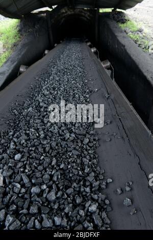 ZAMBIE, Sinazese, propriété chinoise de la mine de charbon de Collum, exploitation minière souterraine du charbon dur pour la fonte et la cimenterie de cuivre /SAMBIA, Collum Coal Mine eines chinesischem Unternehmens, Untertageabbau von Steinkohle Banque D'Images