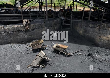 ZAMBIE, Sinazese, propriété chinoise de la mine de charbon de Collum, exploitation minière souterraine du charbon dur pour la fonte et la cimenterie de cuivre /SAMBIA, Collum Coal Mine eines chinesischem Unternehmens, Untertageabbau von Steinkohle Banque D'Images