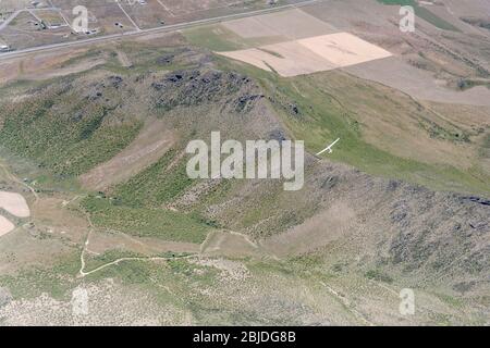 antenne, à partir d'un planeur, d'un autre planeur survolant mt. Les pistes de la gamme St Cuthbert sont stériles, filmées dans un lumineux lumineux de printemps près d'Omarama, Canterbury, Sud Banque D'Images