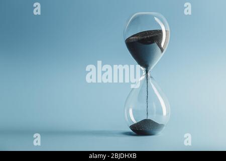 HourGlass sur fond bleu. Photo macro. Gros plan. Banque D'Images