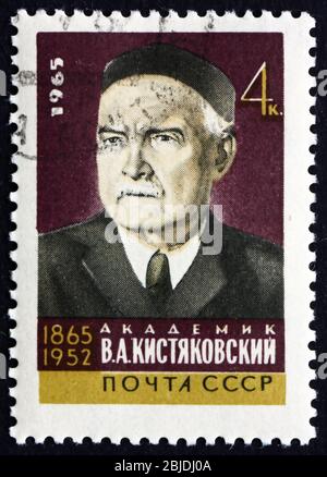 RUSSIE - VERS 1965 : un timbre imprimé en Russie montre V. A. Kistjakovski, Chemist, vers 1965 Banque D'Images