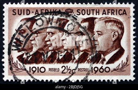 AFRIQUE DU SUD - VERS 1960 : un timbre imprimé en Afrique du Sud montre les premiers ministres Botha, Smuts, Hertzog, Malan, Strydom et Verwoerd, 50ème anniversaire Banque D'Images