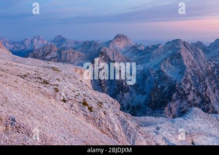 Lever du soleil depuis Triglavski dom Mountain Cabin, Triglav National Park, Slovénie, photographie de paysage de montagne Banque D'Images