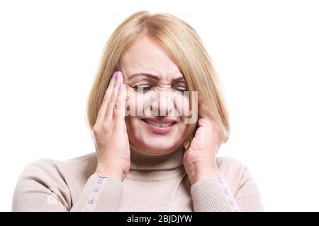 Hauts femme souffrant de maux de tête sur fond blanc Banque D'Images