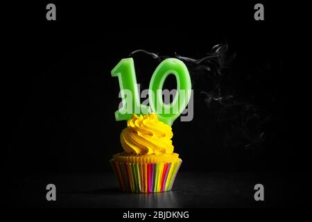 Gâteau d'anniversaire avec bougies sur fond sombre Banque D'Images