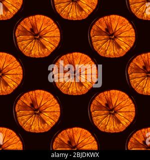 le motif transparent de fruits orange de coupe avec rétroéclairage isolé sur fond noir peut être carrelé Banque D'Images