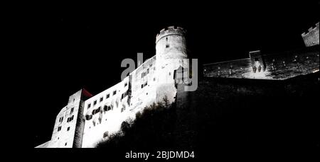 Forteresse de Salzbourg la nuit, noir et blanc, château de Salzbourg. Anglenhigh, hohensalzburg Banque D'Images