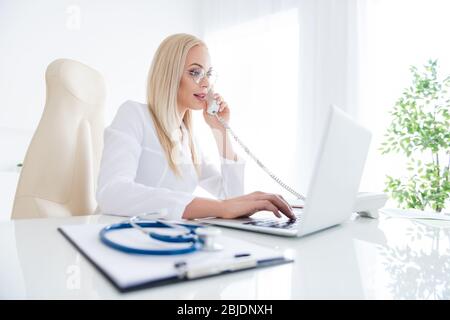 Portrait de sa belle-apparence jolie charmante fille habile gai doc thérapeute appelant le patient consultant utilisant un ordinateur portable dans moderne Banque D'Images