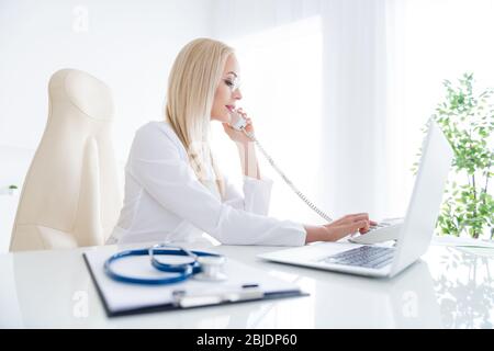 Portrait de sa belle-apparence jolie fille gaie doc thérapeute appelant partenaire conseil patient donnant des conseils traitement dans Banque D'Images