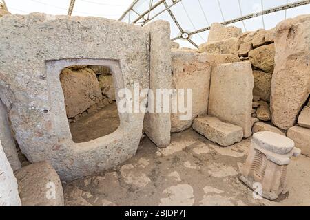 Porthole et autel sculpté avec motif en spirale, temple préhistorique Hagar Qim, Qrendi, Malte Banque D'Images