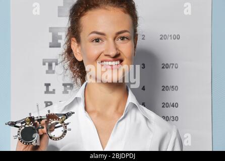 Jeune femme avec cadre d'essai près de la vue tableau de test arrière-plan Banque D'Images