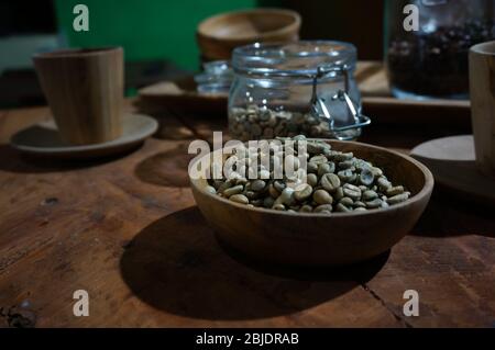 grains de café grillés et grains de café crus Banque D'Images