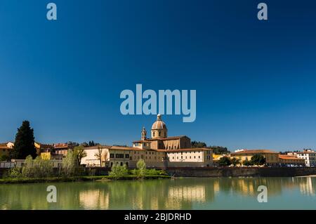 Vue ensoleillée sur l'église San Frediano à Cestello et la rivière Arno. Ciel bleu propre. Florence, Toscane, Italie. Banque D'Images