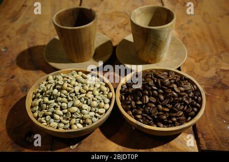 grains de café grillés et grains de café crus Banque D'Images