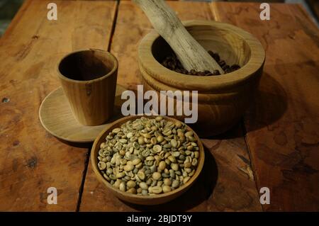 grains de café grillés et grains de café crus Banque D'Images