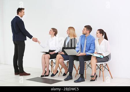 Concept d'entretien de poste. Manager secouant la main de la femme Banque D'Images