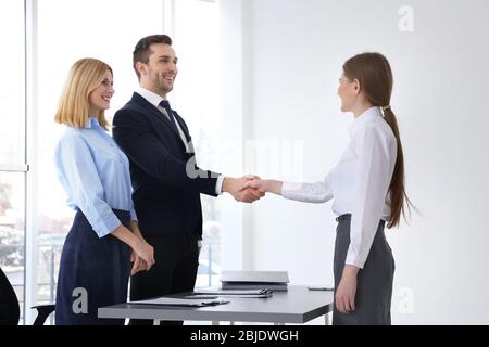 Concept d'entretien de poste. Responsable des ressources humaines secouant la main de la femme, à proximité Banque D'Images