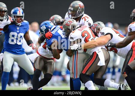 16 septembre 2012: New York Giants qui reviennent Ahmad Bradshaw (44) est abordé par Tampa Bay Buccaneers forte sécurité Mark Barron (24), Tampa Bay Bucca Banque D'Images