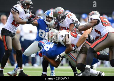 16 septembre 2012: New York Giants qui reviennent Ahmad Bradshaw (44) est abordé par Tampa Bay Buccaneers forte sécurité Mark Barron (24), Tampa Bay Bucca Banque D'Images