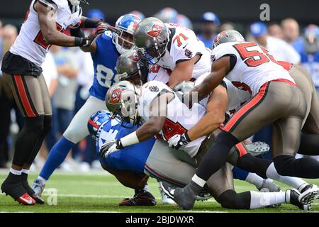 16 septembre 2012: New York Giants qui reviennent Ahmad Bradshaw (44) est abordé par Tampa Bay Buccaneers forte sécurité Mark Barron (24), Tampa Bay Bucca Banque D'Images