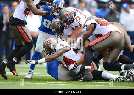 16 septembre 2012: New York Giants qui reviennent Ahmad Bradshaw (44) est abordé par Tampa Bay Buccaneers forte sécurité Mark Barron (24), Tampa Bay Bucca Banque D'Images
