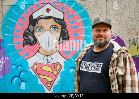 Hamm/Allemagne, 29 avril 2020: Graffiti de coronavirus par l'artiste de rue Kai „Uzey“ Wohlgemuth (photo) montrant 'Super-Nurse' avec un masque de protection sur un mur à Hamm, Allemagne --- Hamm, 29.4.2020 - Corona-Kunst. DAS Graffiti „Super-Nurse“ une einer Wand à Hamm. Eine Krankenschwester mit Mundschutz und Supermann-logo chapeau der Graffiti-Künstler Kai „Uzey“ Wohlgemuth (Foto) aus Hamm den echten Helden in der Corona-Kheike gewidmet. Banque D'Images