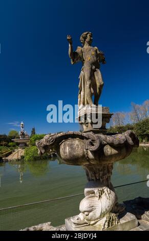 Sculpture de jeune homme dans la fontaine de l'île (Vasca dell'Isola), les jardins de Boboli, Florence, Toscane, Italie. Patrimoine mondial de l'UNESCO. Banque D'Images