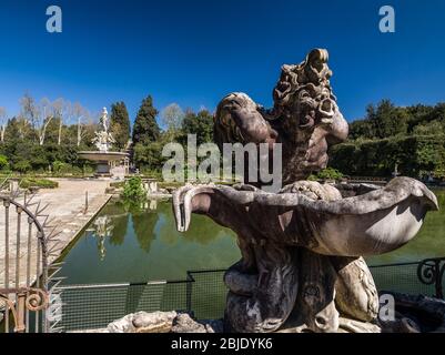 Sculpture de harpie dans la fontaine de l'île (Vasca dell'Isola), les jardins de Boboli, Florence, Toscane, Italie. Patrimoine mondial de l'UNESCO. Banque D'Images