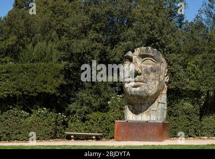 Sculpture Tindaro Screpolato par Igor Mitoraj dans les jardins de Boboli, Florence, Toscane, Italie. Patrimoine mondial de l'UNESCO. Banque D'Images